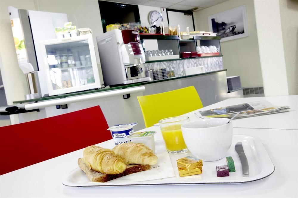 Premiere Classe Niort Est La Creche Luaran gambar